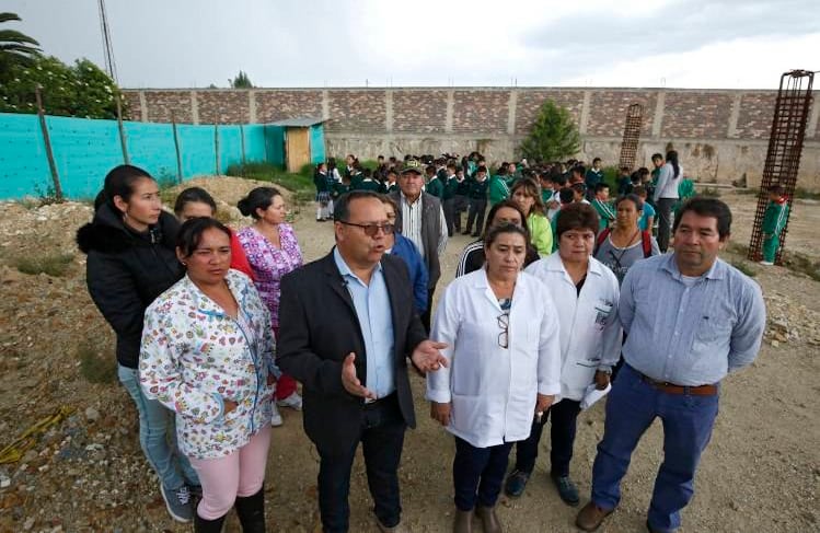 En Paipa, tumbaron el colegio Armando Solano porque les iban a construir uno nuevo. Hasta el momento solo se ven varillas oxidadas. 