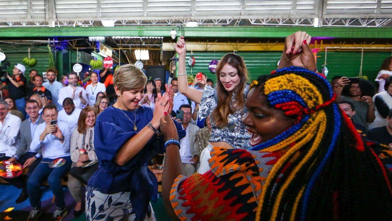 La gestora social de Medellín, Diana Osorio, estuvo detrás de este evento de apoyo los emprendedores que cumple su segunda edición. En el evento participó también la primera dama entrante, Verónica Alcocer.
