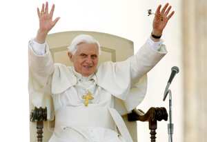 El papa Benedicto XVI solicitó plegarias para la Iglesia el viernes, día en que cumplió los 83 años. Lo agasajaron con una torta pero por lo demás mantuvo su agenda en anticipo a su peregrinación el fin de semana a Malta. El Vaticano no celebra oficialmente los cumpleaños de los pontífices. Pero el lunes —en el quinto aniversario de la elección de Benedicto como papa, los cardenales que viven en Roma le ofrecerán un almuerzo en una sala del palacio papal.
Sus médicos dicen que el pontífice está generalmente en buen estado para su edad. Pero a medida que la crisis de abusos sexuales sacude a la Iglesia, Benedicto se ha visto pálido y demacrado.