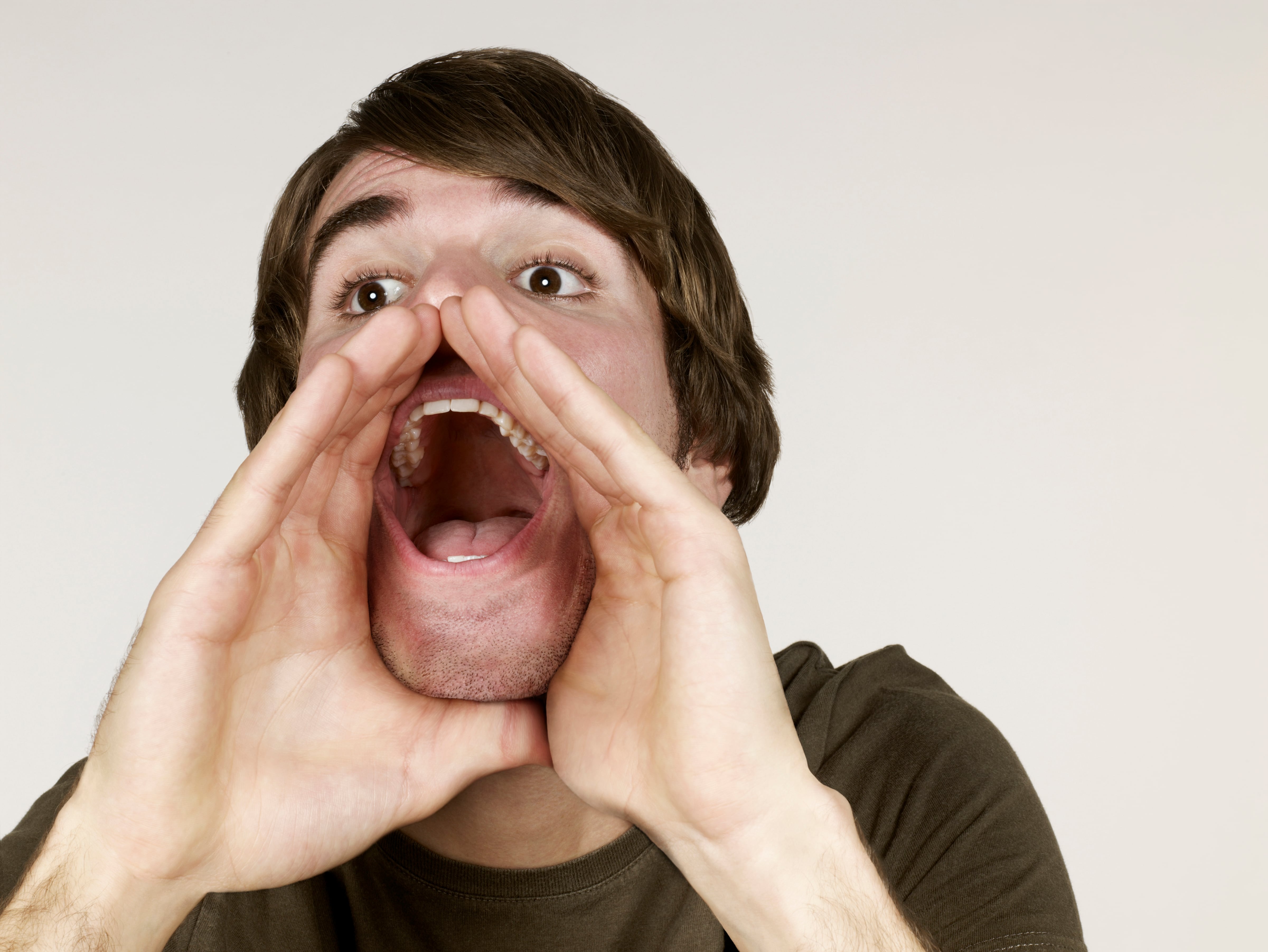 La voz y la percepción social: investigaciones sugieren que las personas suelen asociar ciertos rasgos vocales con autoridad, aunque esto no siempre refleja la verdadera personalidad de quien habla.