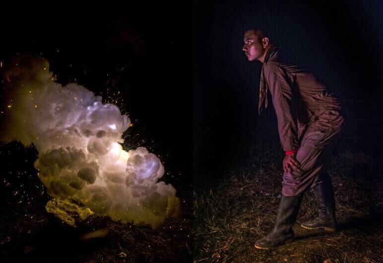 Los colaboradores ayudaron en la construcción e iluminación de los objetos, y preparación de los retratos. / Humo Blanco- La Montañita, Caquetá 2017. FOTO: Santiago Escobar-Jaramillo