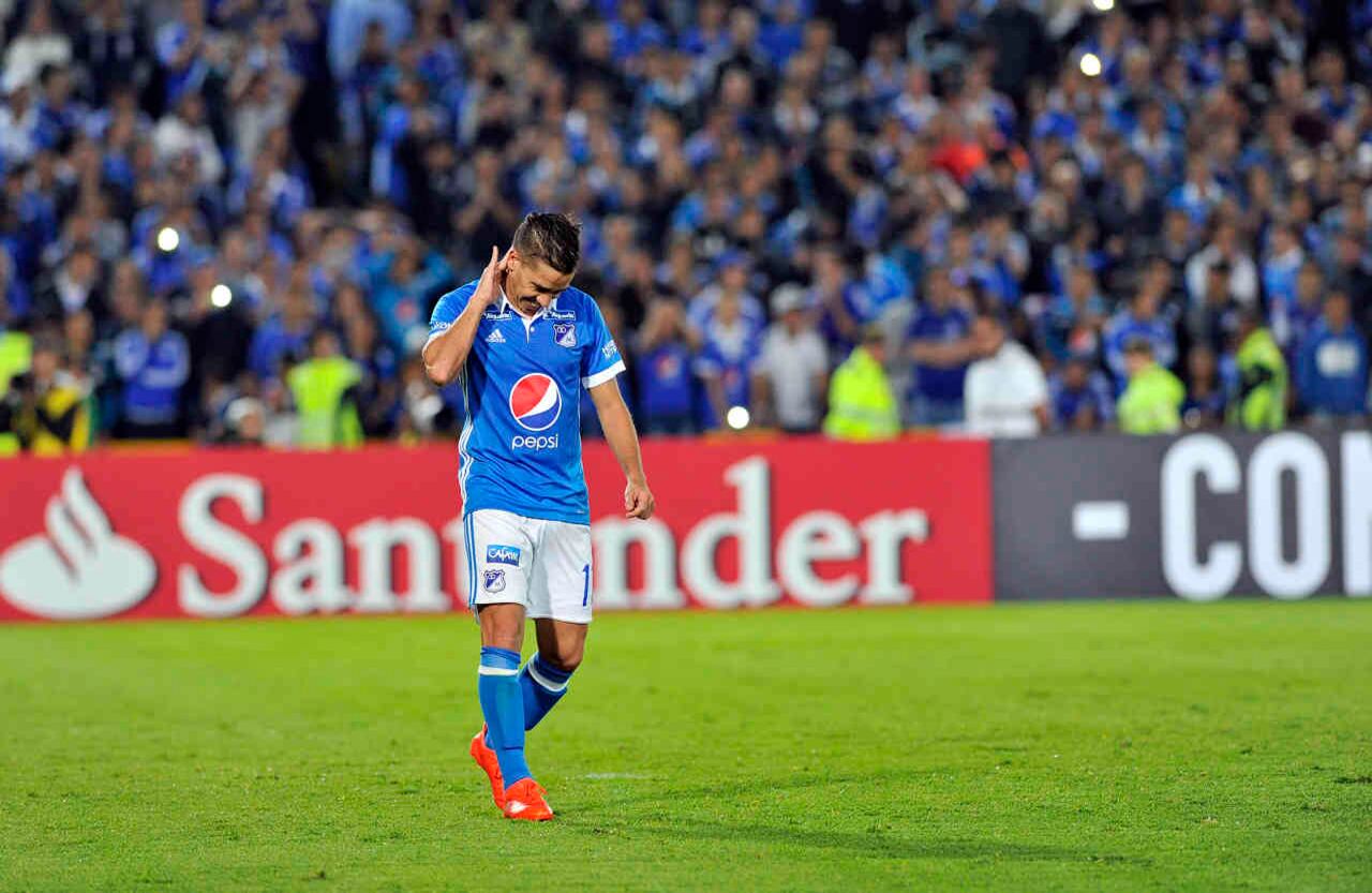 Maximiliano Núñez, de Millonarios, se lamenta tras errar cobro desde el punto penal contra el Paranaense, este miércoles 8 de febrero de 2017 en el estadio El Campín de Bogotá. Millos,  a pesar de haber ganado en los 90 minutos 1-0, quedó eliminado al perder por penales 2-4. Foto: Carlos Julio Martínez / SEMANA
