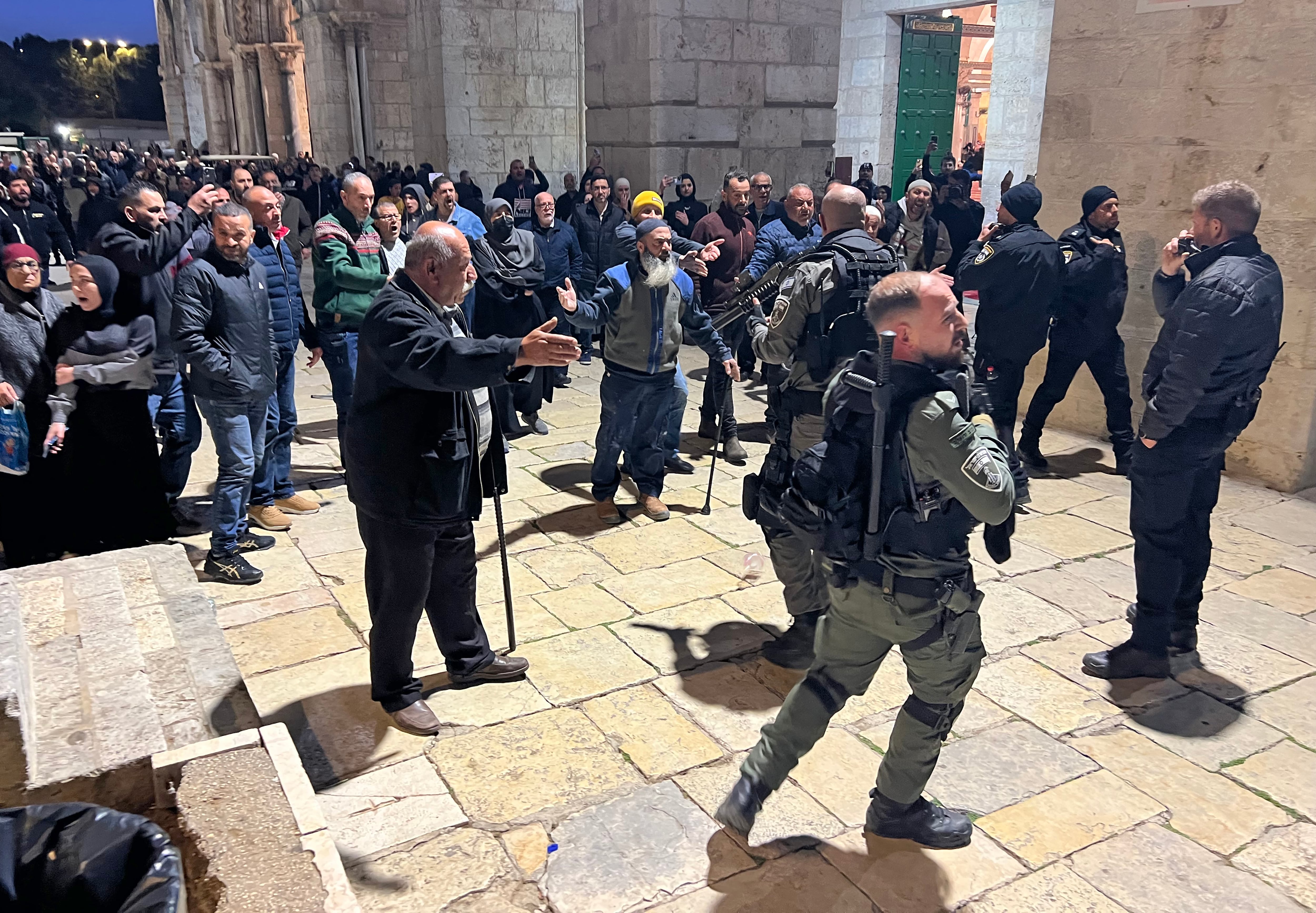 Los palestinos se enfrentan a las fuerzas de seguridad israelíes dentro del complejo de la mezquita al-Aqsa de Jerusalén a principios del 5 de abril de 2023 durante el mes sagrado musulmán del Ramadán. - La policía israelí dijo que había entrado para desalojar a "agitadores", una medida denunciada como un "crimen sin precedentes" por el movimiento islamista palestino Hamás. El sitio sagrado musulmán está construido sobre lo que los judíos llaman el Monte del Templo, el sitio más sagrado del judaísmo. (Foto de AHMAD GHARABLI / AFP)