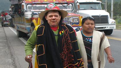 El gobierno viaja en chivas y a pie desde Bogotá hasta Piendamó. 