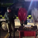 Los dos sujetos finalmente fueron capturados con el arma modificada, los elementos hurtados y se les incautó la moto