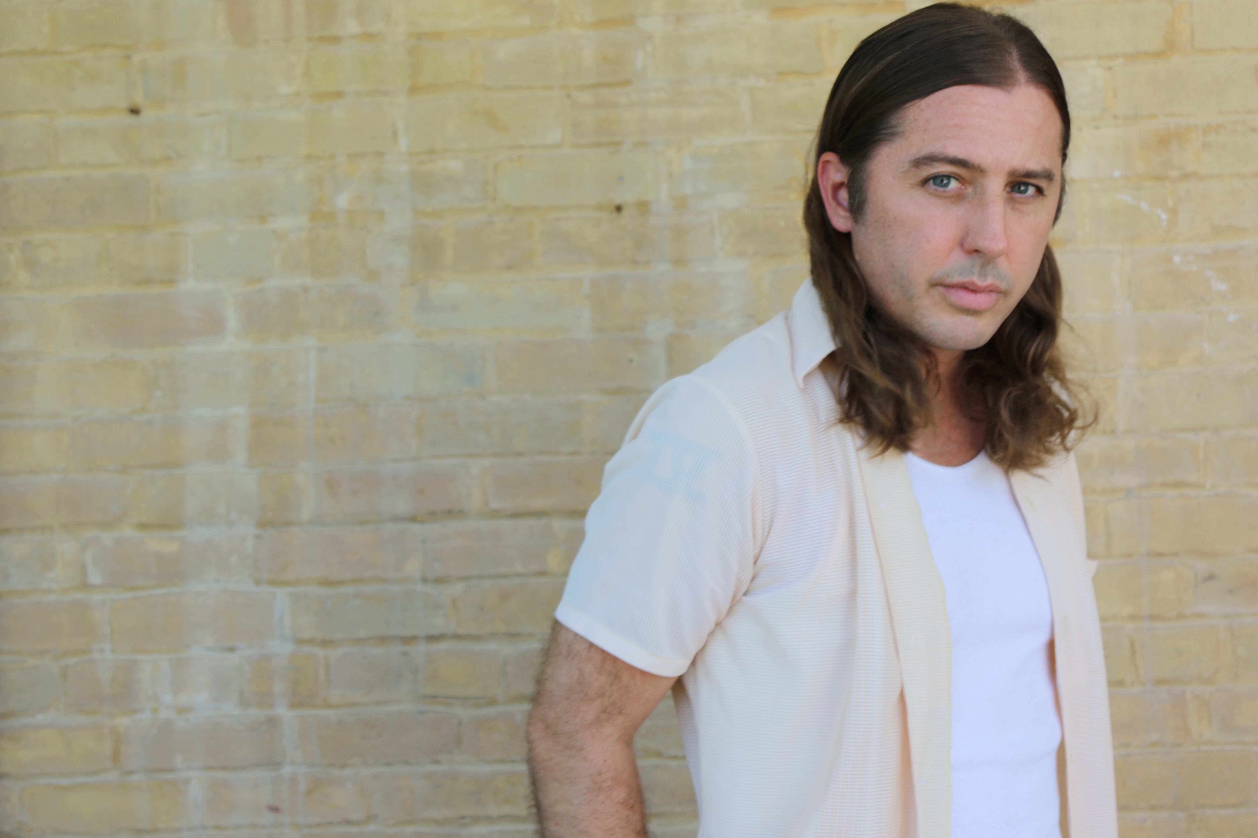 Gasoline Rainbow, de los Hermanos Ross ('Bloody Nose Empty Pockets', 'Contemporary Color'), quienes aplican su enfoque híbrido al road trip cinematográfico.