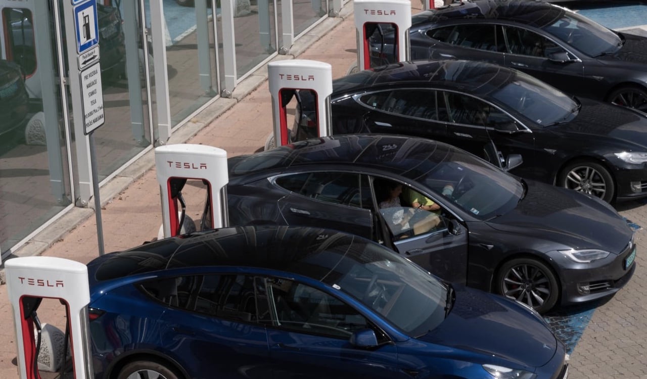 El sindicato Obreros Unidos ha acusado a Tesla de despedir ilegalmente a sus empleados "en represalia por su activismo sindical y para obstaculizar tal activismo"