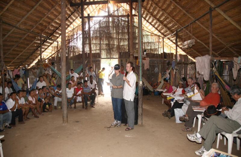 La reunión era una verdadera Torre de Babel, los capitanes indígenas hablaban en su lengua, una persona traducía al español y luego Andy Rendle, el vicepresidente de operación de la empresa minera Cosigo, traducía al inglés. Aún así, quienes hablaban otra lengua indígena no entendían nada. 