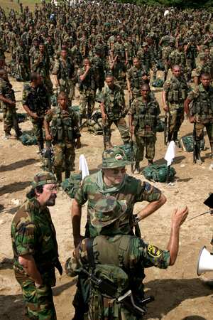 PARAMILITARES- DESMOVILIZACION DEL BLOQUE CATATUMBO EN CAMPO DOS (TIBU), NORTE DE SANTANDER.
ERNESTO BAEZ Y SALVATORE MANCUSO
DICIEMBRE 10 DEL 2004
FOTO LEON DARIO PELAEZ- SEMANA
