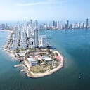 20 de marzo de 2020, Colombia, Cartagena: La imagen del dron muestra la bahía de Cartagena. Las estrictas medidas para contener el coronavirus tienen un efecto positivo sobre el medio ambiente en Colombia: en la ciudad portuaria de Cartagena en el Mar Caribe, popular como destino turístico, el agua vuelve a estar limpia. Como se puede ver en las fotos, incluso ha recuperado su color azul turquesa en poco tiempo. Los medios informaron que se pueden observar cardúmenes de peces. Foto: Jesus David Moreno / dpa (Foto de Jesus David Moreno / picture alliance via Getty Images)
