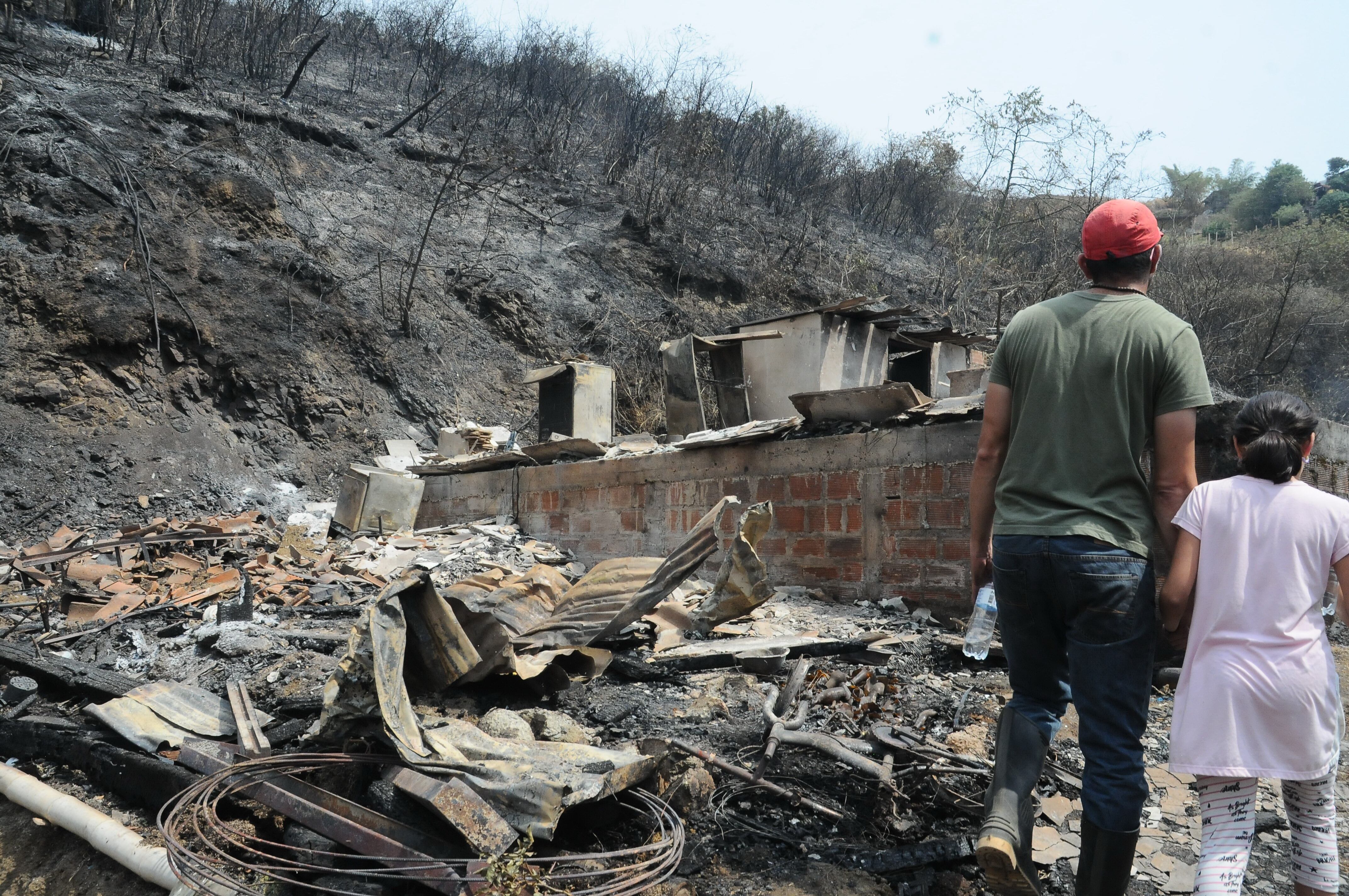 Cali: Varias familias afectadas y una gran extensión de montaña incineradas deja como resultado el incendio presentado en la zona alto de Menga, la campiña y barrios aledaños. Los operativos de control de los focos aún persistente continúan.