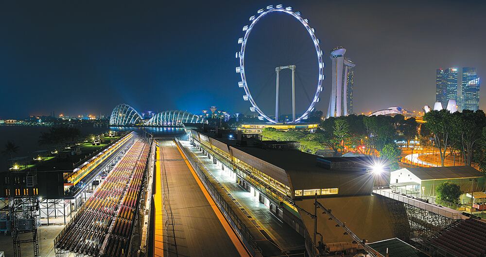 Tramo del circuito urbano de Fórmula 1 que atraviesa el centro de la ciudad. Al fondo, la noria Singapore Flyer.
