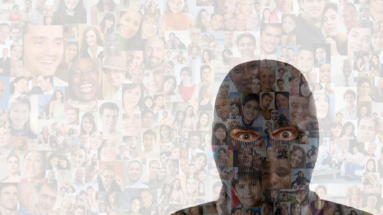 Explican las razones clave por las que es mejor mantener una identidad protegida en las redes sociales.