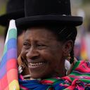 Una mujer sonríe durante una manifestación contra la violencia de género con motivo del Día Internacional de la Mujer en La Paz, Bolivia, el martes 8 de marzo de 2022. (AP Photo/Juan Karita)