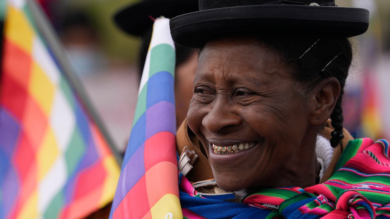 Una mujer sonríe durante una manifestación contra la violencia de género con motivo del Día Internacional de la Mujer en La Paz, Bolivia, el martes 8 de marzo de 2022. (AP Photo/Juan Karita)