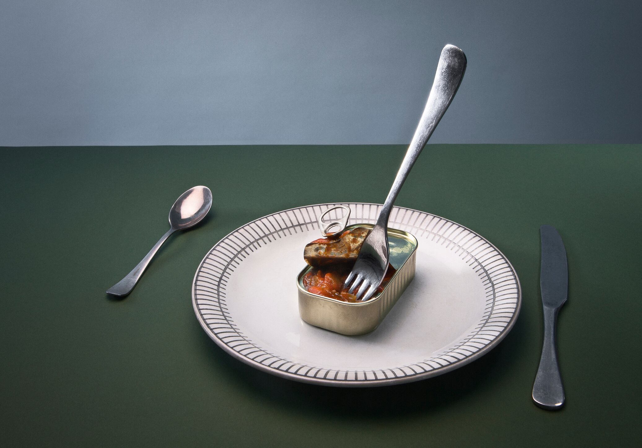 Latas abiertas en la nevera: Un error que podría afectar su bienestar.