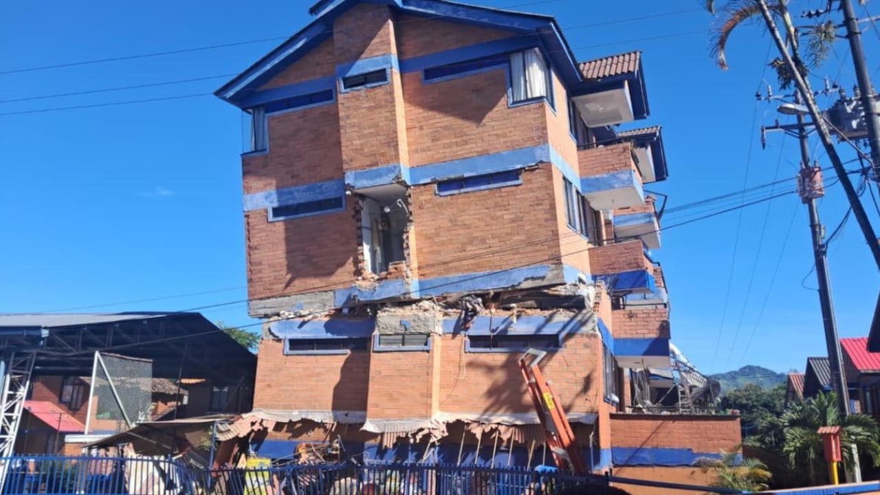 El terremoto dejó sin hogar a Óskar y a su pareja.