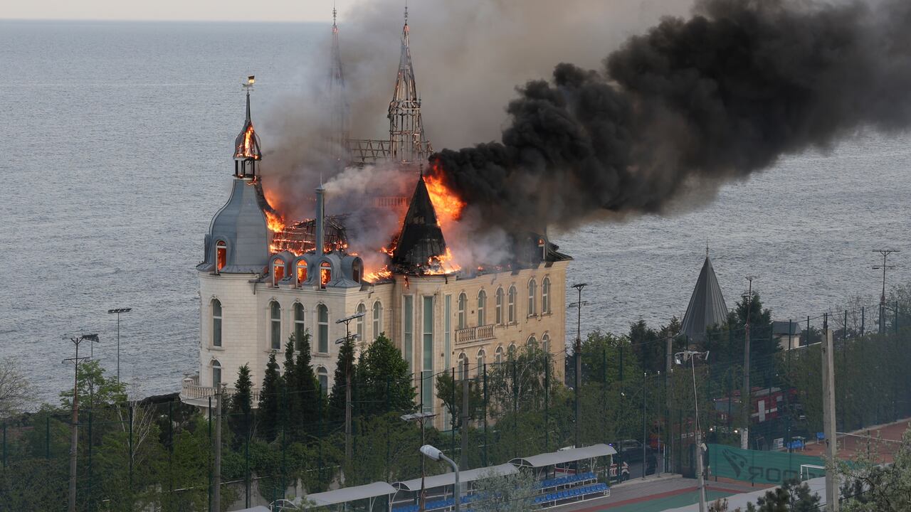 Un edificio de la Academia de Derecho de Odessa está en llamas después de un ataque con misiles rusos en Odessa, Ucrania, el lunes 29 de abril de 2024.