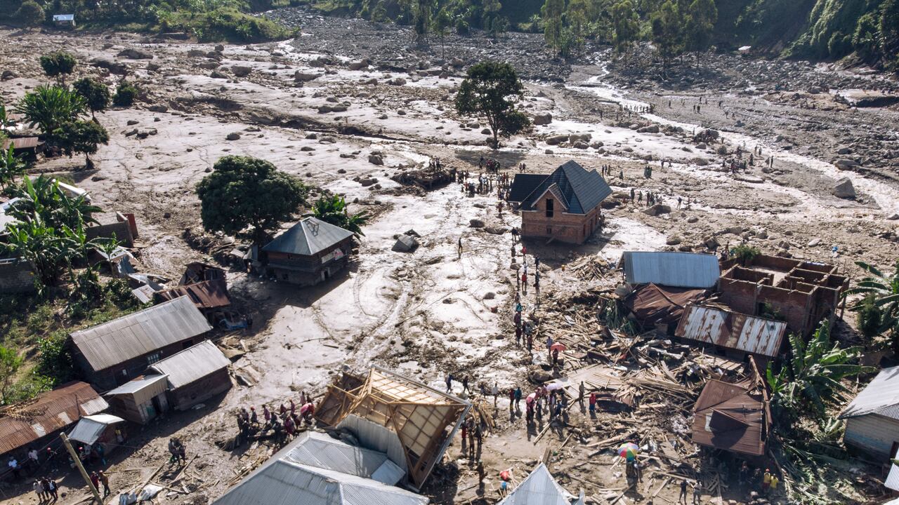 Esta fotografía aérea tomada el 6 de mayo de 2023 muestra un deslizamiento de tierra que sepultó la aldea de Nyamukubi, en el este de la República Democrática del Congo.
