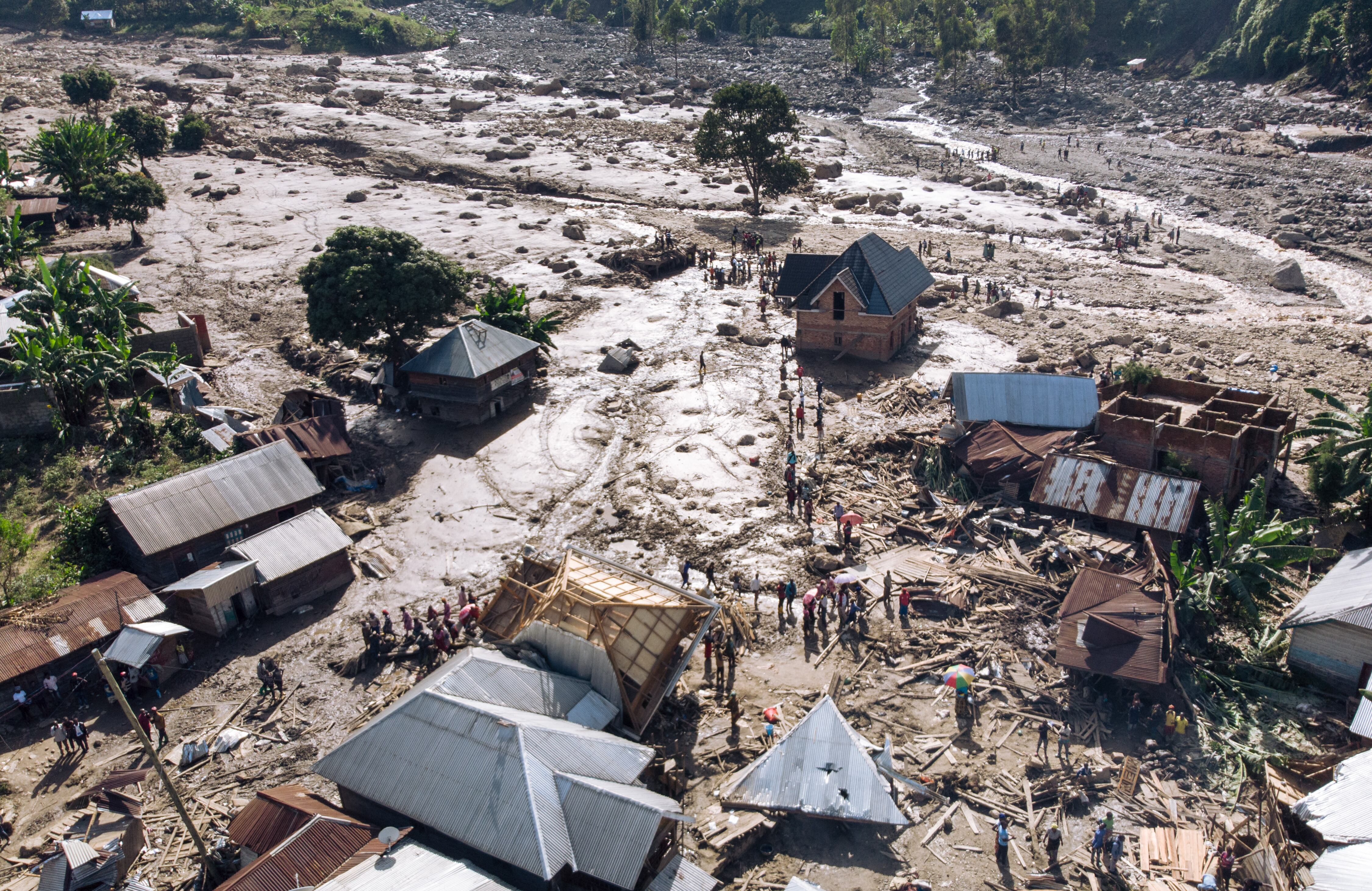 Esta fotografía aérea tomada el 6 de mayo de 2023 muestra un deslizamiento de tierra que sepultó la aldea de Nyamukubi, en el este de la República Democrática del Congo.
