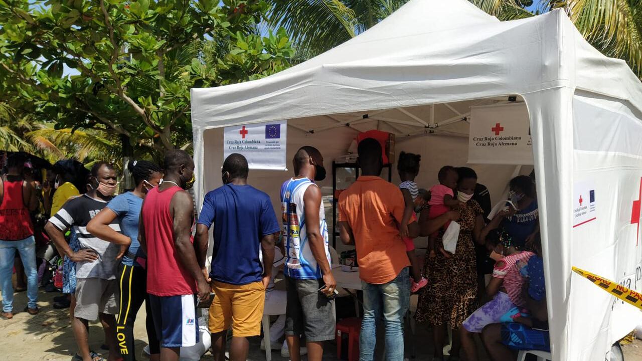 La Cruz Roja Colombiana brinda asistencia a la población migrante en el municipio de Necoclí