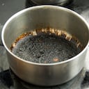 La mezcla de carbón y limón utiliza ingredientes naturales para dejar las ollas como nuevas.