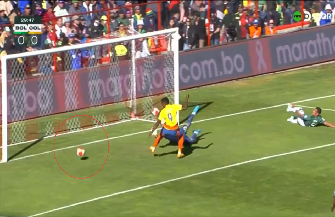 Jhon Córdoba perdió acción clara ante Bolivia en El Alto