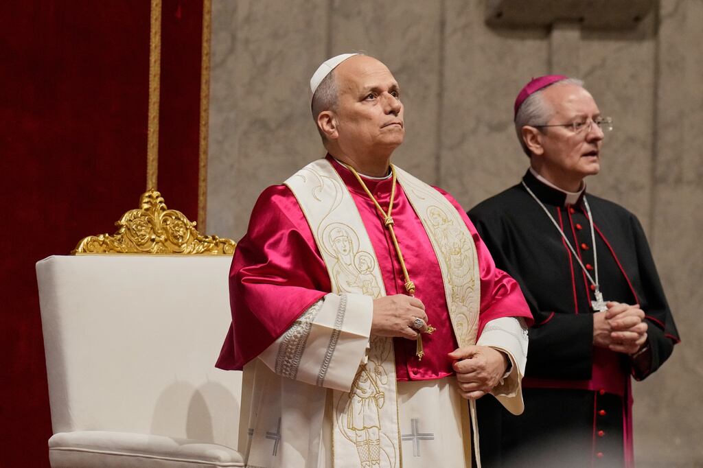 El papa León XIV preside una vigilia por la paz en la Basílica de San Pedro, en el Vaticano, el sábado 11 de abril de 2026. (Foto AP/Gregorio Borgia)