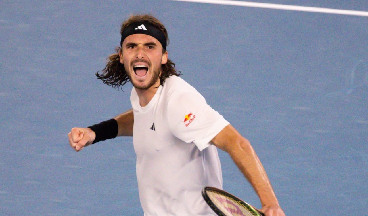 Stefanos Tsitsipas celebra la victoria y su paso a las semifinales del Abierto de Australia 2023