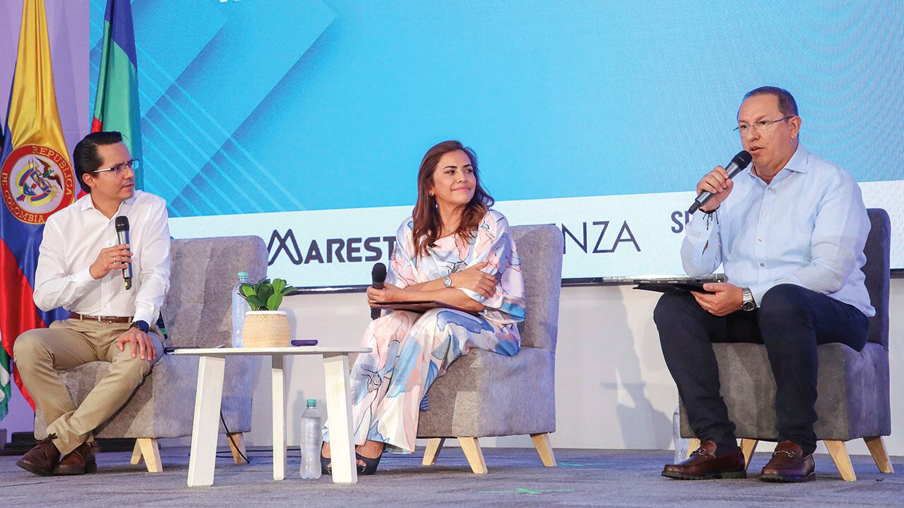 El director de SEMANA, Yesid Lancheros, dialoga con Rafaela Cortés, gobernadora del Meta y Alexánder Baquero, alcalde de Villavicencio.