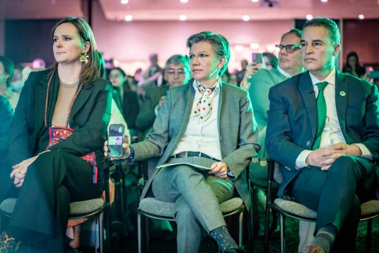Secretaria de Ambiente, Carolina Urrutia; la alcaldesa, Claudia López; el gobernador de Antioquia, Aníbal Gaviria.