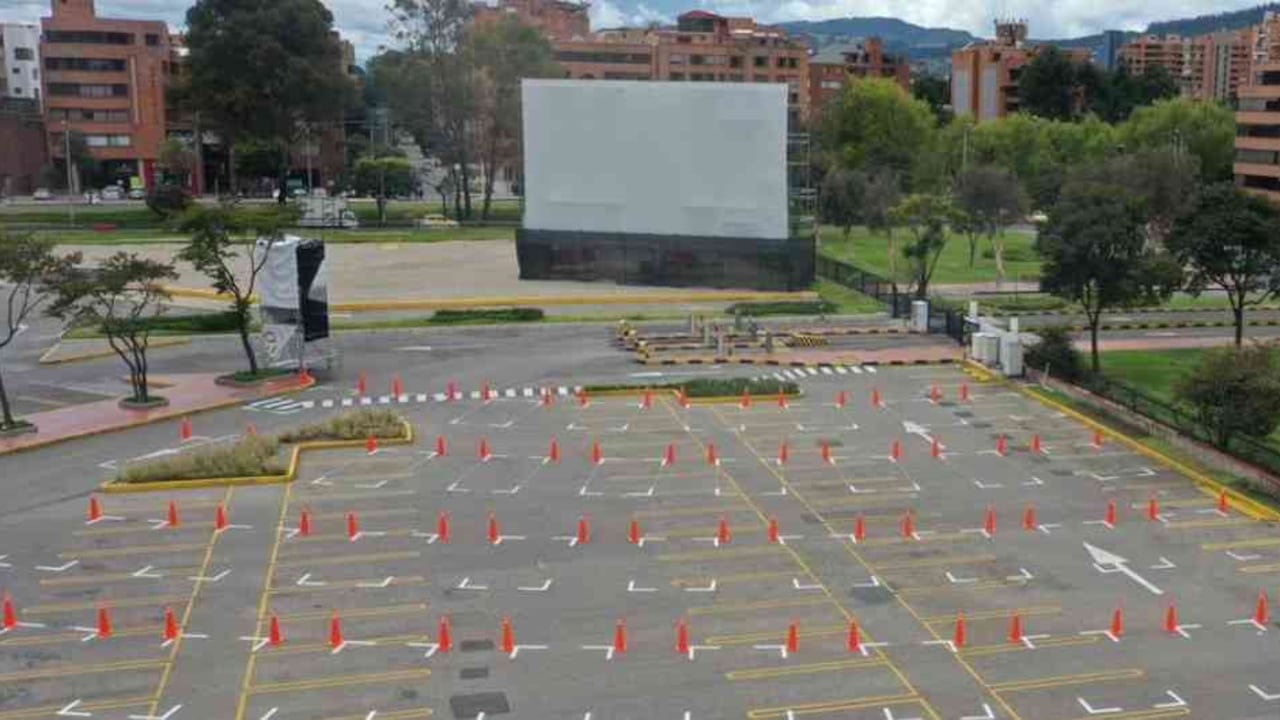 Se espera que el autocine de Unicentro Bogotá opere desde mediados de julio. Foto: Twitter de Munir Falah