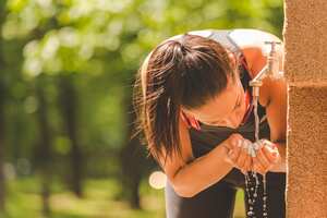 Deportista refrescante después del ejercicio matutino en la naturaleza.