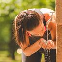Deportista refrescante después del ejercicio matutino en la naturaleza.