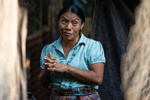 ARCHIVO - Thelma Cabrera, aspirante presidencial por el Movimiento para la Liberación de los Pueblos, MLP, durante una entrevista en su casa en El Asintal, Guatemala, el 13 de marzo de 2023. La Corte de Constitucionalidad de Guatemala anunció el martes 2 de mayo de 2023 que negó el recurso de apelación presentado por el MLP con el que pretendía revertir la negativa del Tribunal Electoral a la inscripción de la candidatura de Cabrera. (AP Foto/Moisés Castillo, Archivo)