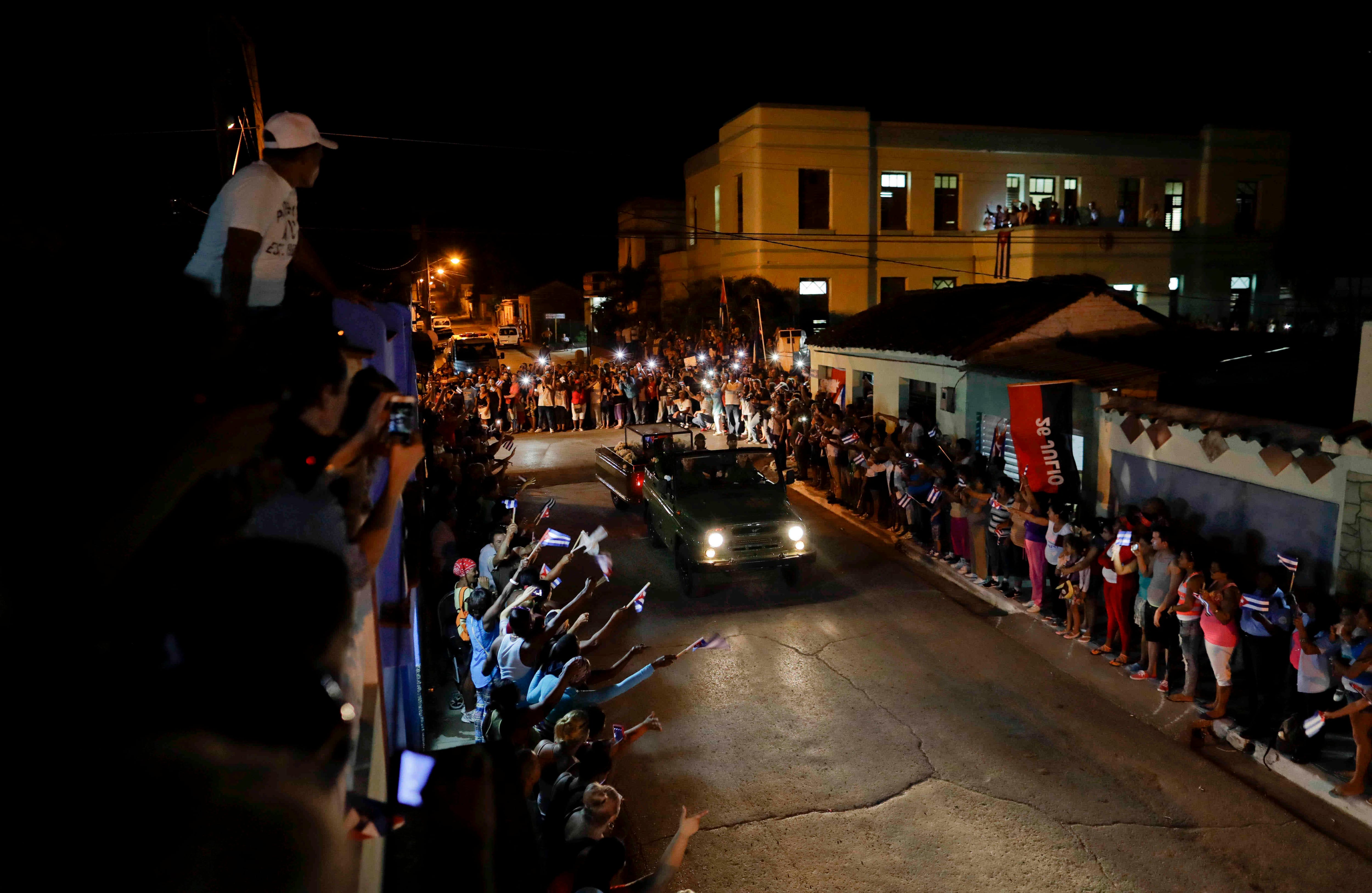 : Personas reunidas en la procesión en honor al líder cubano Fidel Castro en el municipio Esperanza. (AP Photo/Natacha Pisarenko)