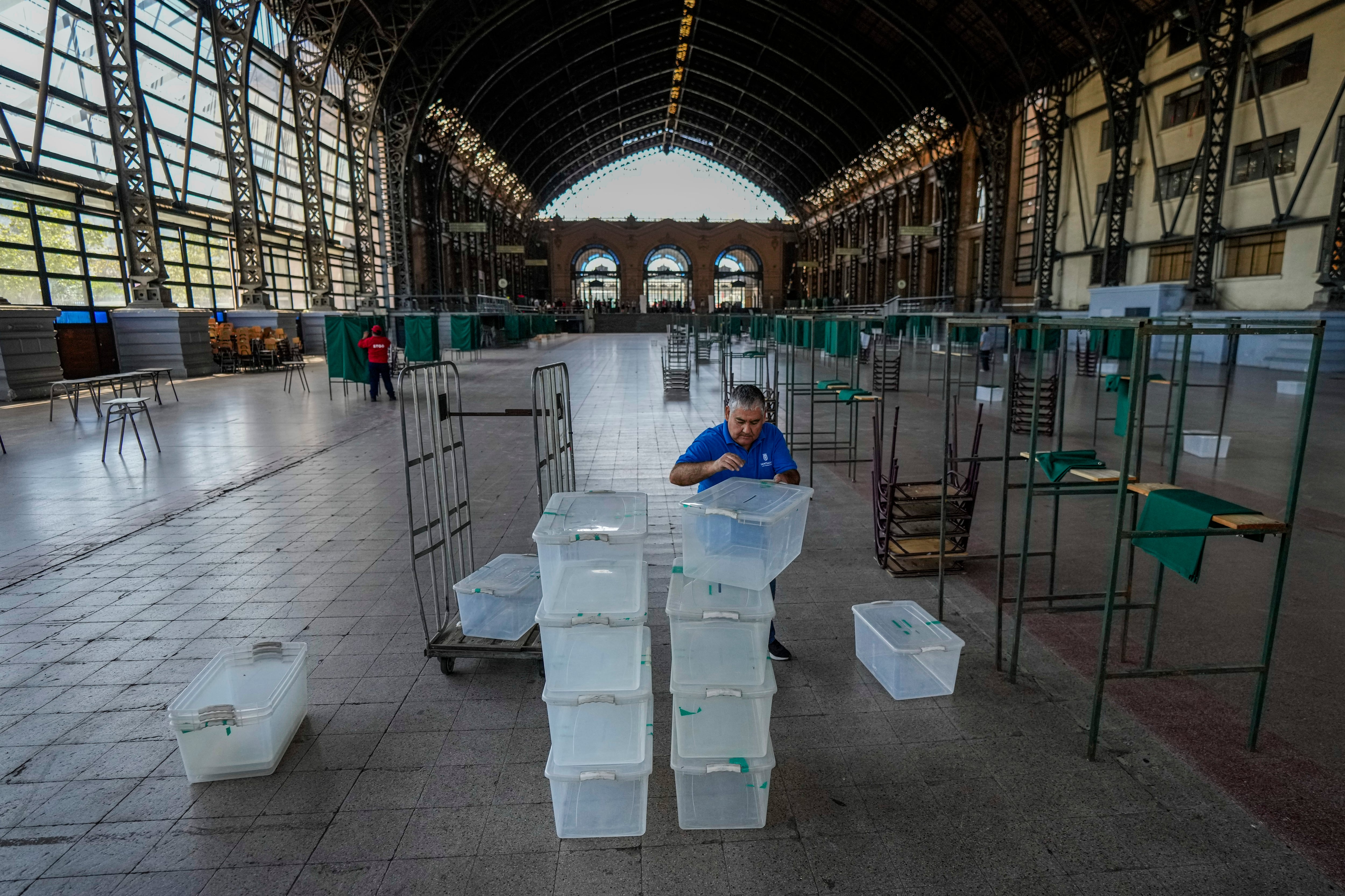 No hay entusiasmo en las calles de Santiago ante la nueva cita electoral.