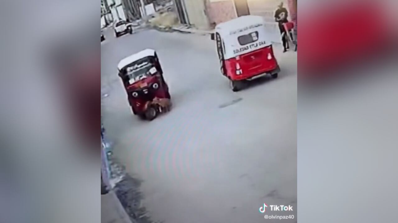 El accidente dejó al conductor del vehículo en el piso.