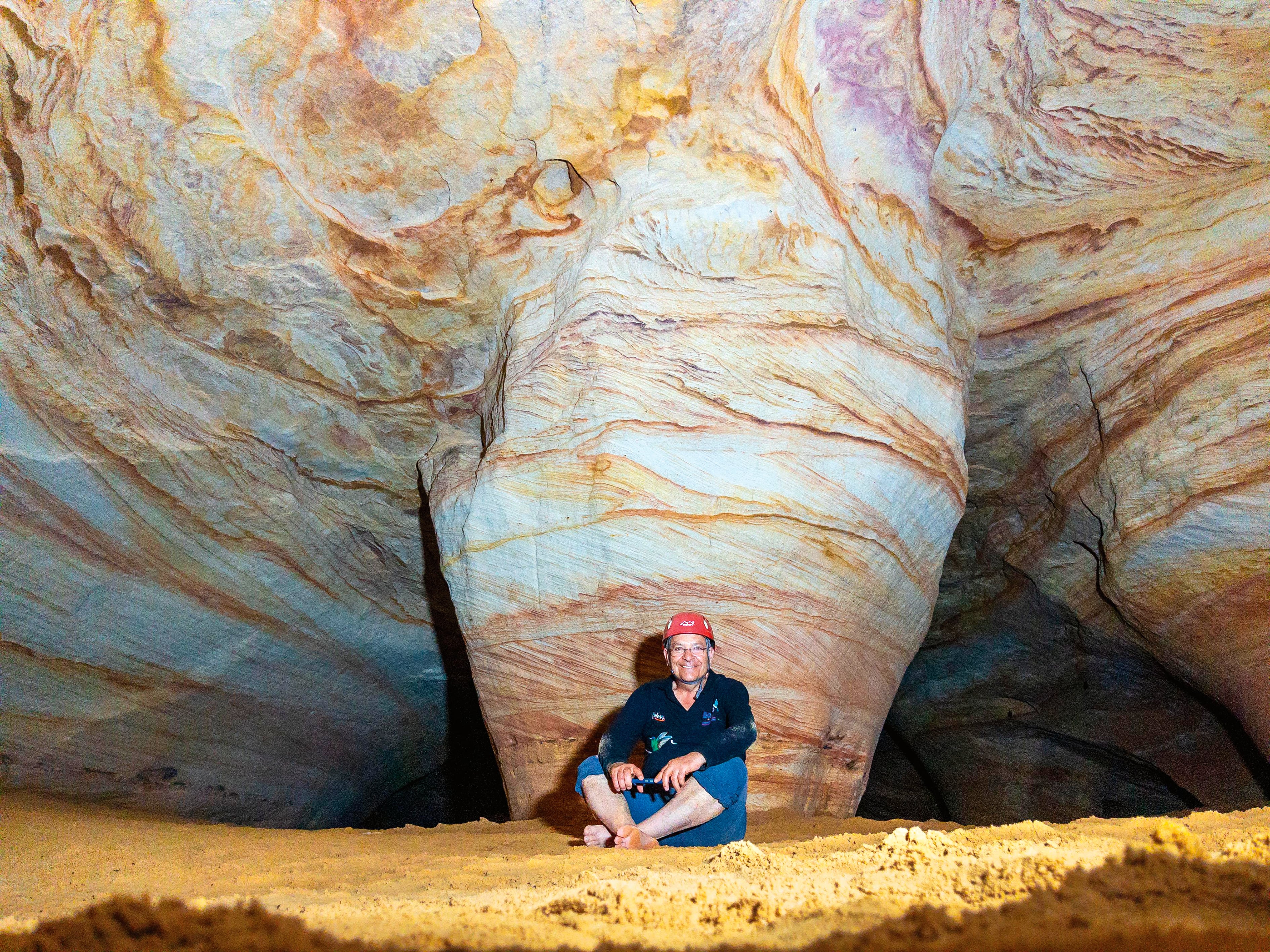 Filiberto Pinzón, también conocido como Fili, ha visitado alrededor de 1.700 centros poblados y de todos sus viajes destaca su experiencia en la Cueva de Colores en Caquetá.