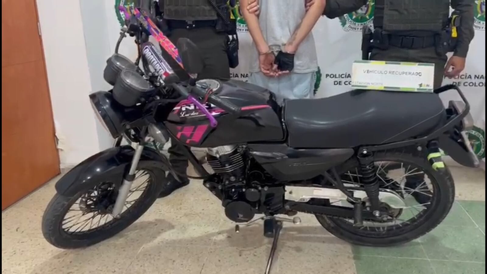 La motocicleta pretendía esconderla en un parqueadero.