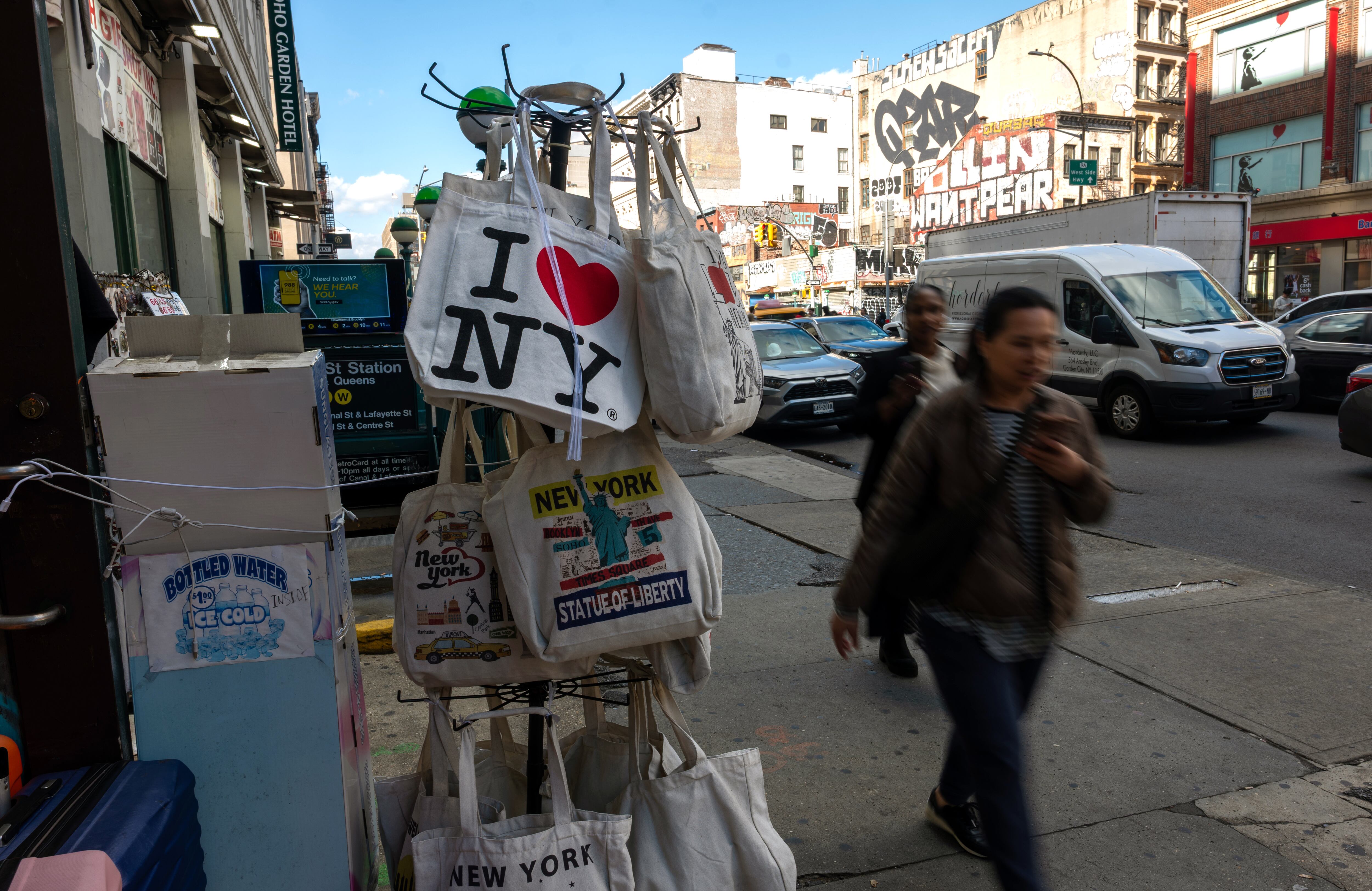 Vendedores latinos intentan retomar  sus actividades en Canal Street, tras los operativos oficiales  que afectaron a cientos de puestos informales
 (Foto: Spencer Platt/Getty Images)