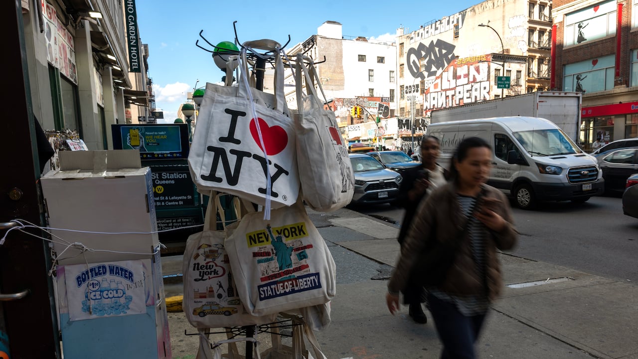 Vendedores latinos intentan retomar sus actividades en Canal Street