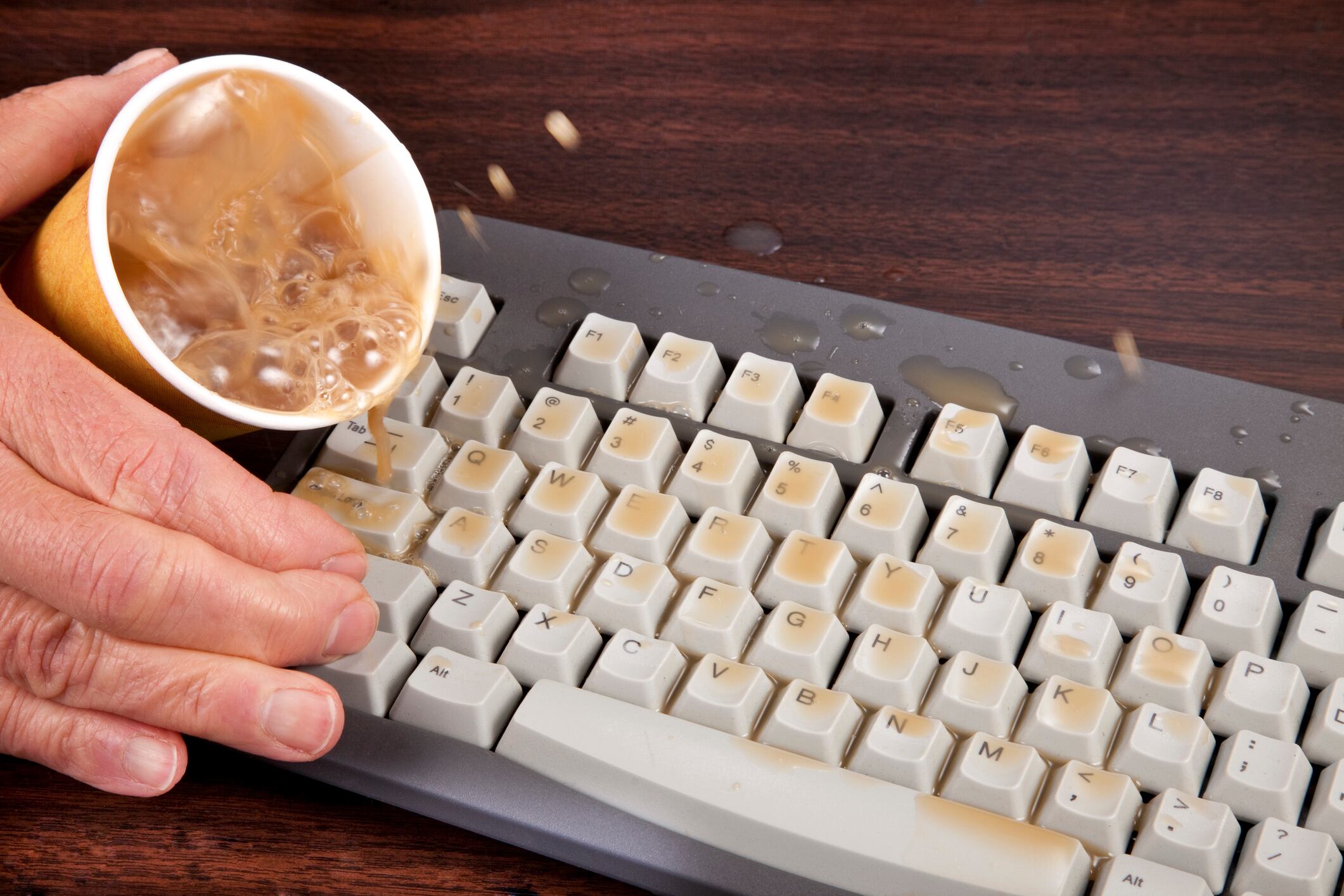 Las teclas atascadas no son un problema difícil de solucionar, solo se necesita el enfoque adecuado.