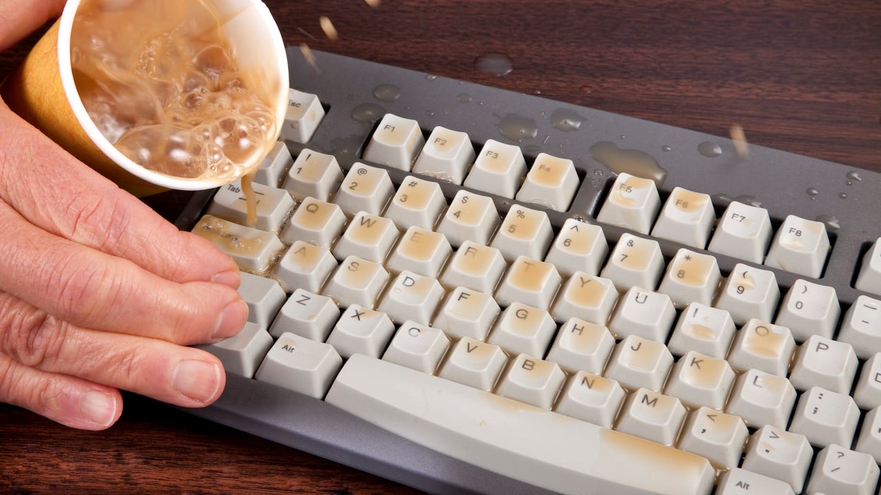 Lo primero que se debe hacer una vez le cae líquido al teclado es interrumpir el flujo de corriente