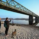La gente toma fotos junto al lecho del río Po el 21 de febrero de 2023 en Ponte della Becca, en Linarolo, cerca de Pavía. - La falta de nieve en los picos de las montañas circundantes, la ausencia de lluvia durante las últimas seis semanas y las temperaturas suaves: este cóctel explosivo ha provocado que el nivel del agua del lago más grande de Italia caiga a su nivel más bajo en 30 años durante los meses de invierno. (Foto de Piero CRUCIATTI / AFP)
