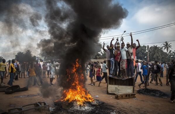 William Daniels, fotógrafo francés de Panos Pictures, trabajaba para la revista Time en la cobertura de la crisis en República Centroafricana, cuando tomó esta foto de manifestantes en las calles de Bangui. Forma parte de una serie que quedó en el segundo lugar de la categoría de noticias generales. (EFE)