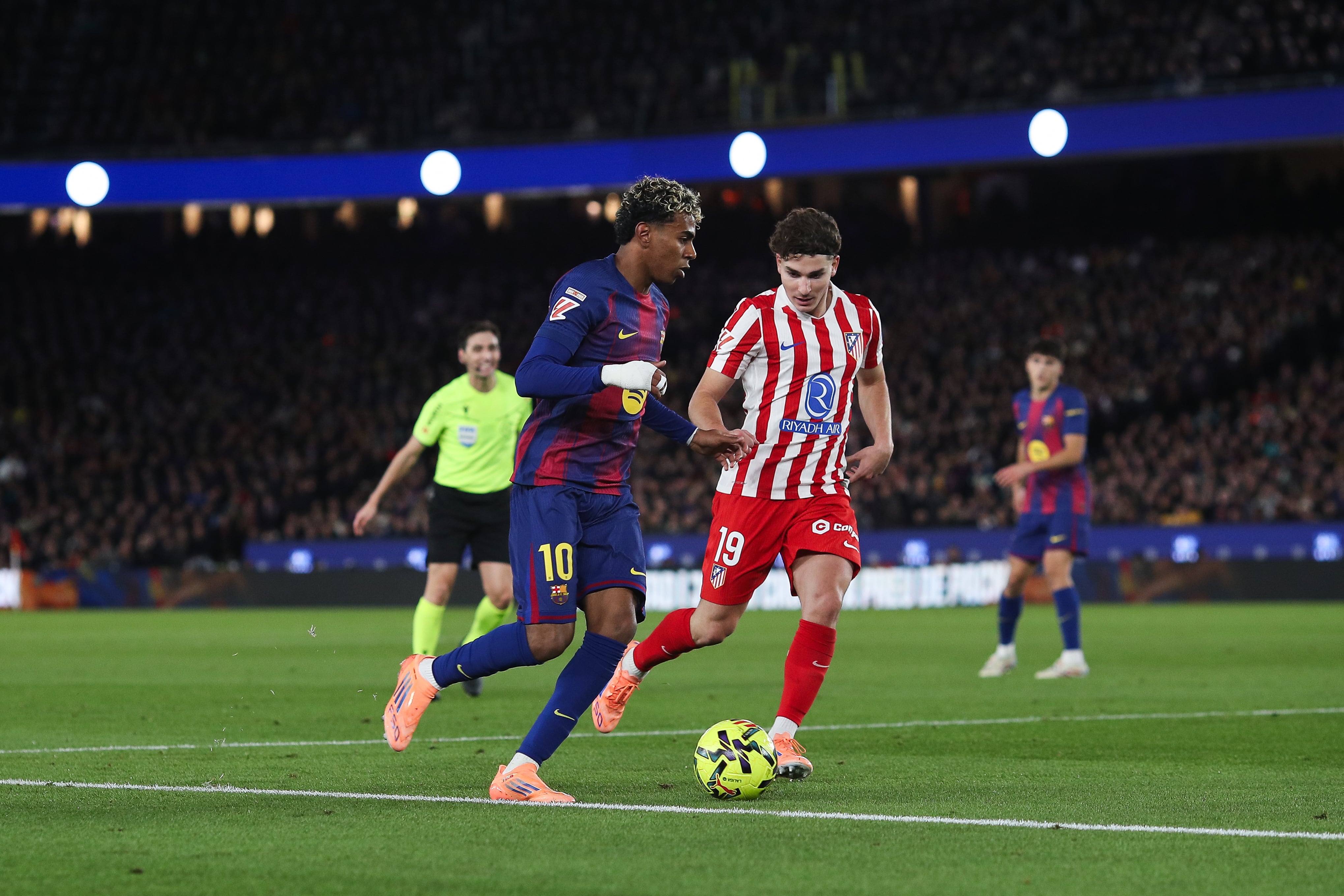 BARCELONA, SPAIN - DECEMBER 02: Lamine Yamal of FC Barcelona challenges for the ball against Julian Alavarez during the LaLiga EA Sports match between FC Barcelona and Atletico de Madrid at Spotify Camp Nou on December 02, 2025 in Barcelona, Spain. (Photo by Eric Alonso/Getty Images)