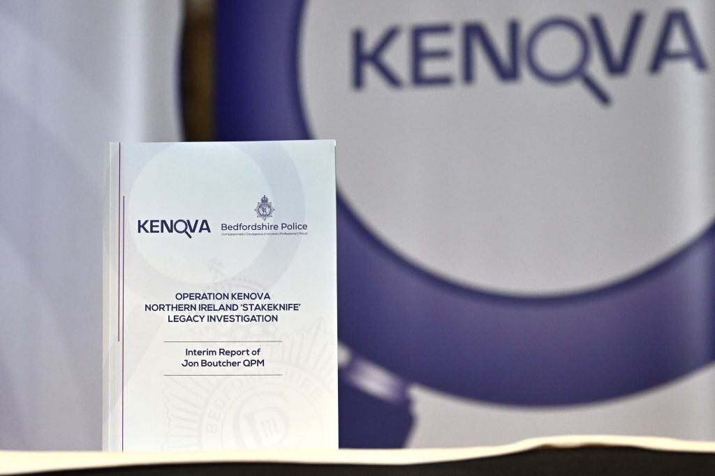 BELFAST, IRLANDA DEL NORTE - 8 DE MARZO: Una copia del informe de la Operación Kenova sobre una importante investigación sobre un espía del ejército que operó en el corazón del IRA durante los disturbios de Irlanda del Norte, el 8 de marzo de 2024 en Belfast, Irlanda del Norte. El informe provisional de la investigación sobre Freddie Scappaticci, un presunto topo del MI5 dentro del IRA durante los disturbios conocido como 'Stakeknife' se publica hoy. Se alega que Scappaticci fue responsable del asesinato y tortura de varios informantes del IRA. Murió en abril de 2023 después de vivir con un nombre falso en Surrey durante los últimos años de su vida.