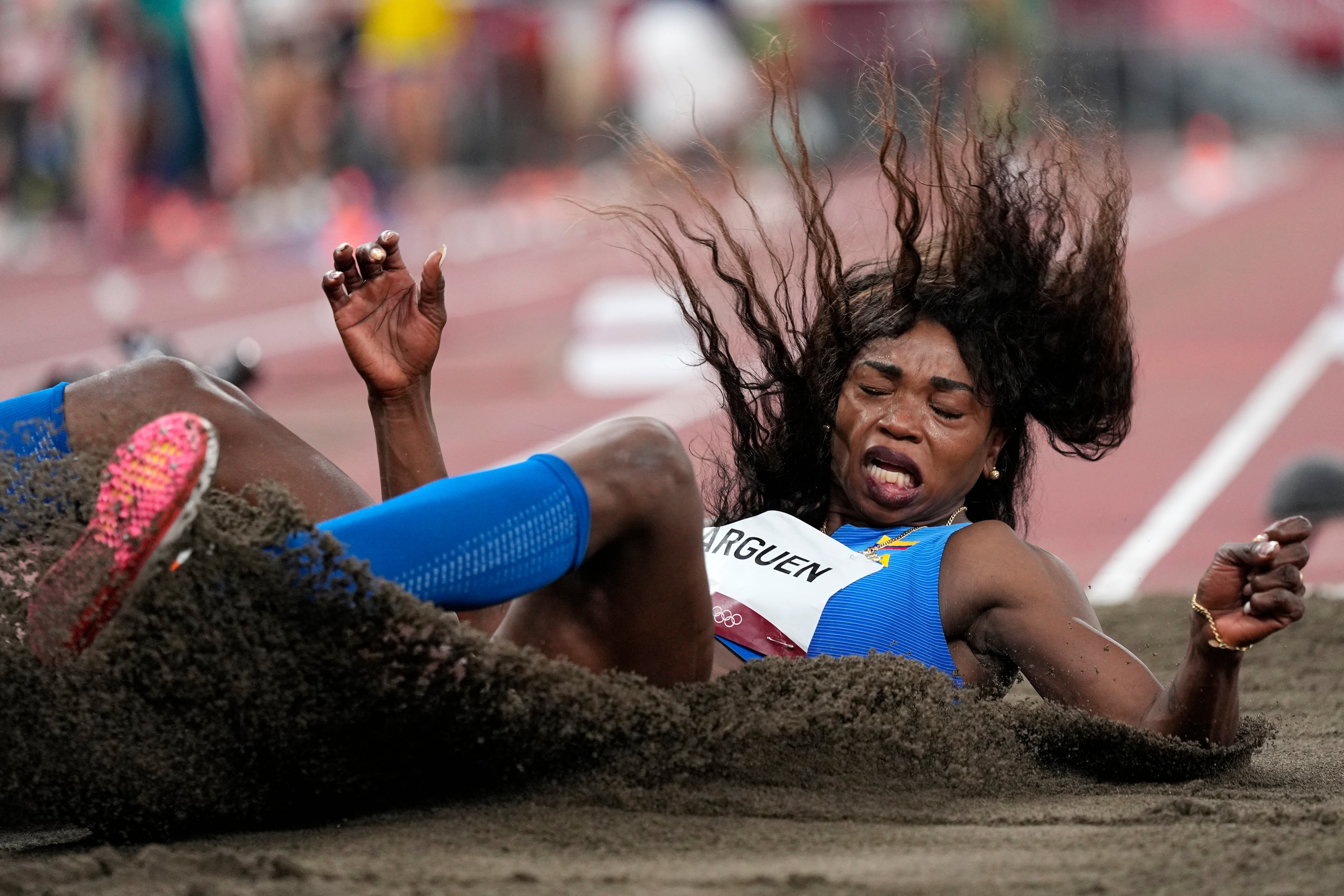 Caterine Ibarguen, de Colombia, compite en las rondas clasificatorias del triple salto femenino en los Juegos Olímpicos de Verano 2020, el viernes 30 de julio de 2021, en Tokio.