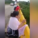 El particular hecho fue captado en la localidad de La Lima, en Honduras.